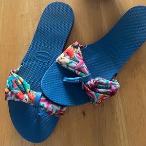 NWOT - Havaianas Blue Floral Flip Flop